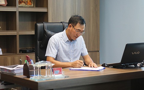 Ong Nguyen Van Dien, Giam Doc cong ty TNHH Kinh Doanh Thuong Mai Hai Linh.